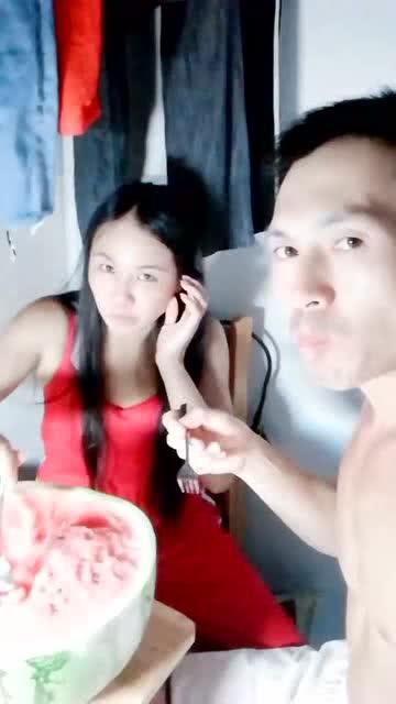 情侣的吃瓜事件,情侣吃瓜事件背后的甜蜜与争议