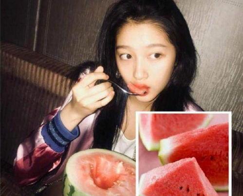 关晓彤吃瓜图片,意外曝光娱乐圈幕后真相