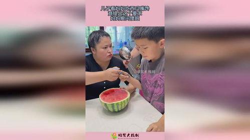 宝贝吃瓜妈妈吃瓜,宝贝妈妈共享甜蜜时光