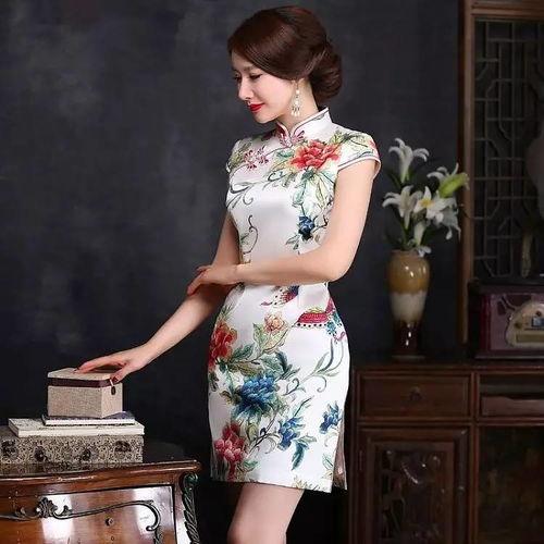 吃瓜旗袍女,时尚与趣味并存的风情演绎