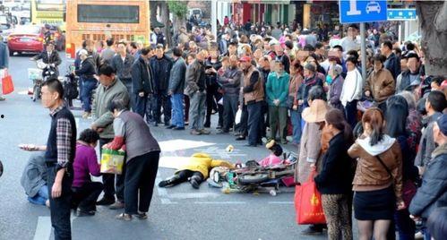 东站吃瓜现场路人,路人围观的热闹一幕