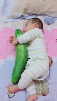 母亲教育孩子吃瓜,母亲教育孩子吃瓜的温馨瞬间